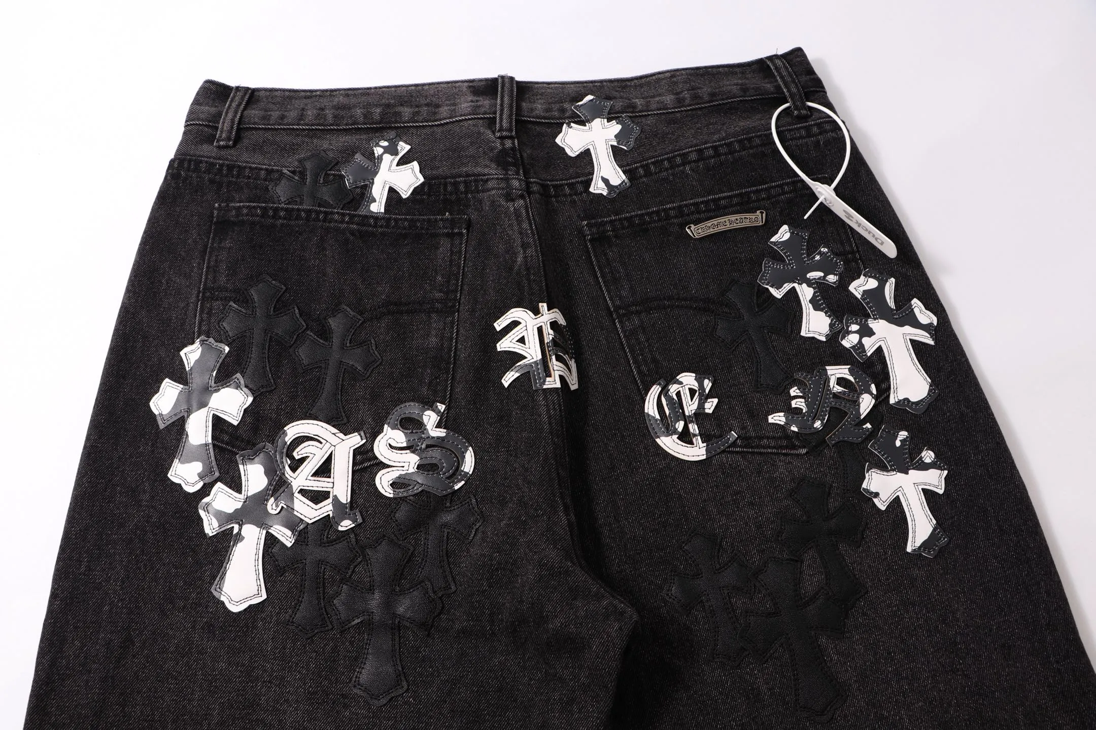 P260 Style No.: H902 Crow Heart & 𝐂𝐡𝐫𝐨𝐦𝐞 𝐇𝐞𝐚𝐫𝐭 ss25 zebra patchwork limited-edition patchwork jeans. Styles with different wash textures are very friendly to people with thin legs. The slightly flared version perfectly modifies the leg shape. The timeless and moderate length makes it easy to match and match. It is the basis for various styles and is a must-have in your wardrobe! The fabric is stiff but also makes the upper body soft without losing texture. The washing process is even more perfect. It is a must-have item for everyone! ! ! Washed wheat, hang tag, pants label, three labels complete Color: black Size: 28-30-32-34-36